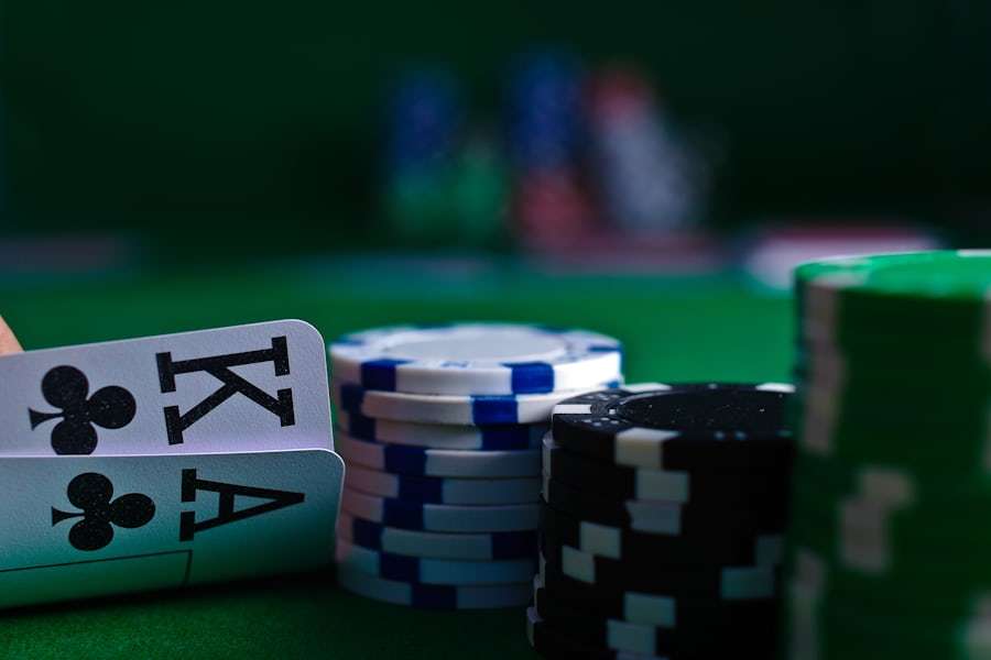 Kartu remi dan chip bertumpuk di atas meja poker