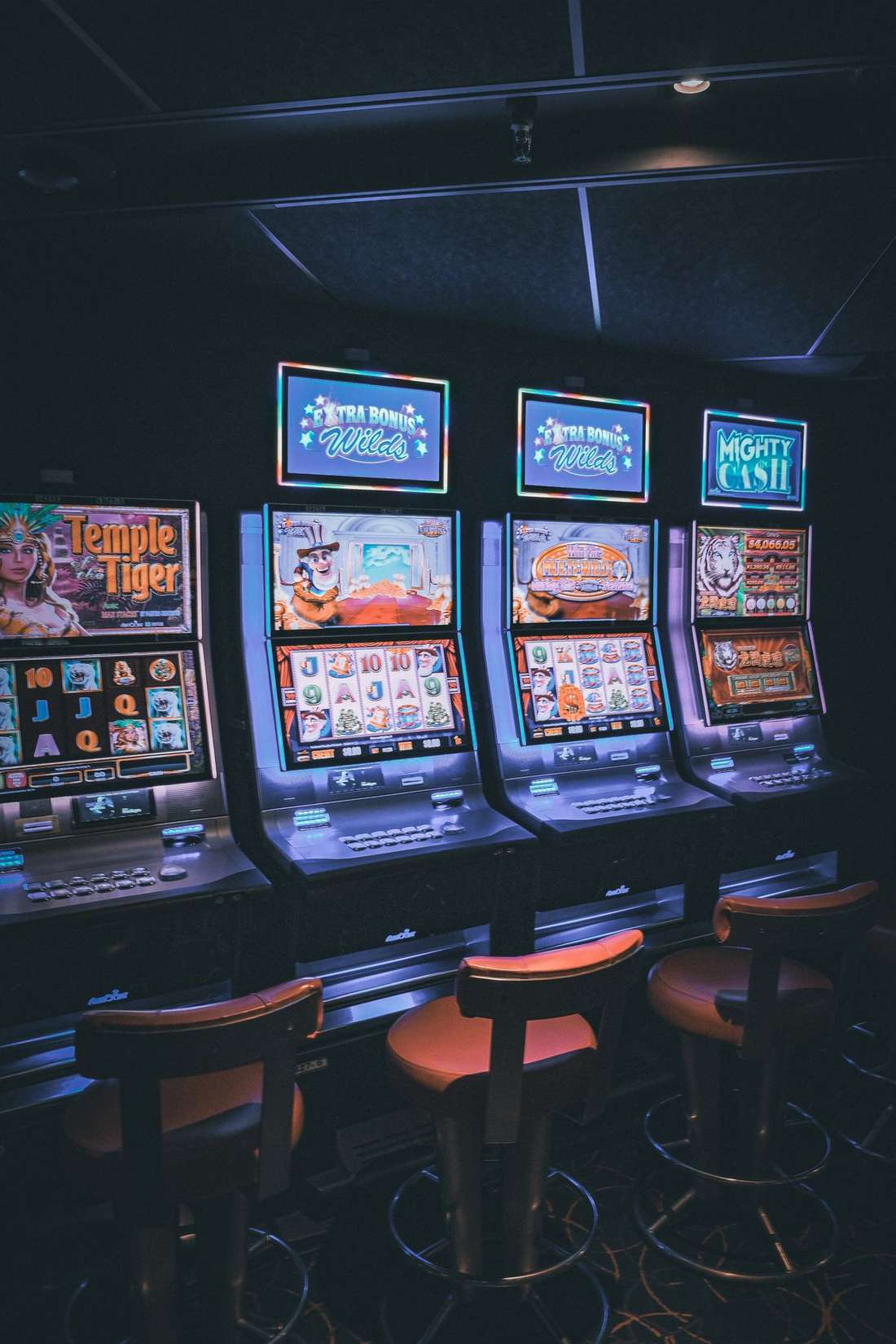 Deretan mesin slot menyala di ruang permainan