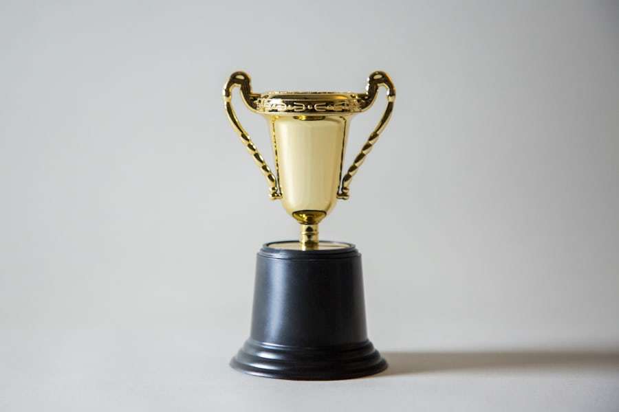 Piala trofi di atas meja